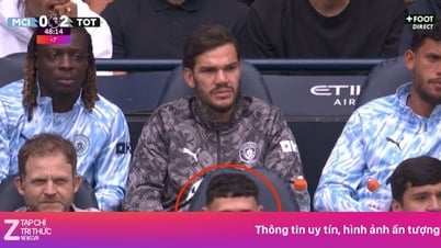 Foden cười tươi khi Man City thua 2 bàn