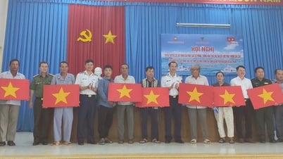 Küstenwache überreicht den Fischern von Dong Thap Nationalflagge und Geschenke