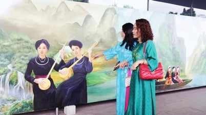 Enjoy the painting series "Hello Vietnam - My Homeland" - a painting epic spanning over 300 meters