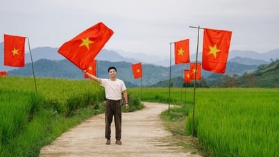 Carretera con bandera roja entre los campos en terrazas de Suoi Lin, nuevo punto de registro en Son La