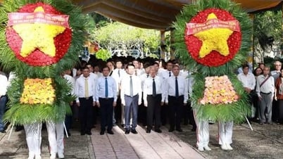 Das Ministerium für Wissenschaft und Technologie bietet Weihrauch zum Gedenken an die heldenhaften Märtyrer des Postsektors an und weiht das traditionelle Haus der Postzustellung ein – Informationen in Tay Ninh