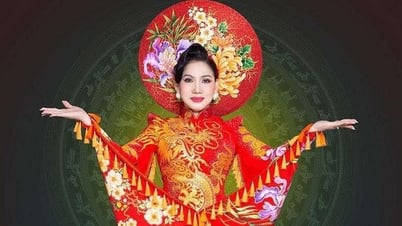 人民芸術家フォン・ロアンが「花開く錦」アオザイコレクションで輝いている