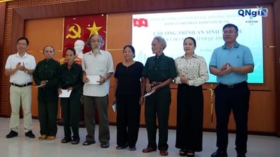 Entrega de regalos a familias de políticos y estudiantes pobres