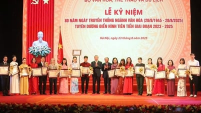 Hoa Minzy នាយក Ly Hai និងសិល្បករប្រជាជន Xuan Bac បានទទួលវិញ្ញាបនបត្រពីក្រសួងវប្បធម៌ កីឡា និងទេសចរណ៍។