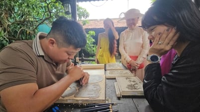 សិប្បករភូមិ Thanh Lieu និទានរឿងឈើប្រណិត