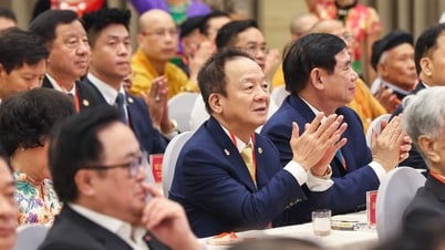 Der Geschäftsmann Do Quang Hien wurde für seine herausragenden Beiträge zur Gemeinschaft geehrt.