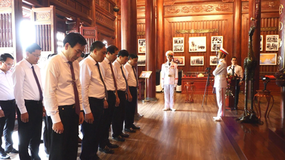 Mùa thu bên Nhà lưu niệm Chủ tịch Hồ Chí Minh