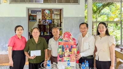 เยี่ยมและมอบของขวัญแก่ผู้มีจิตศรัทธาในตำบลตรันวันเทย
