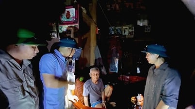 The "4 on-site" force in the border commune of Muong Tip (Nghe An) worked all night to mobilize and evacuate people to storm shelters.