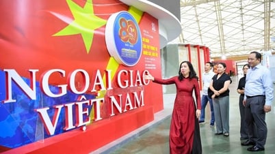 80년 국가적 업적을 기념하는 전시회에서는 많은 외교 문서가 처음으로 공개됩니다.