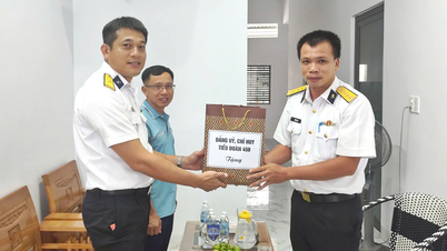 Tiểu đoàn 458 thăm, tặng quà cho gia đình quân nhân có hoàn cảnh khó khăn