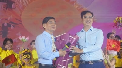 음악가 응우옌 반 산(Nguyen Van Sanh)의 "그의 말은 산과 강과 같다"라는 깊은 울림