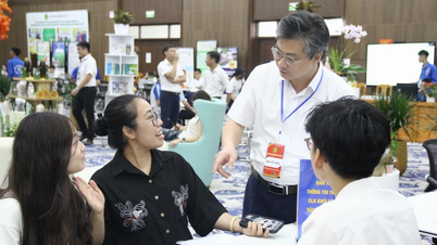 Los nuevos estudiantes están ansiosos por inscribirse directamente en la Academia de Agricultura de Vietnam.