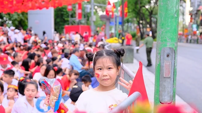 La mer de gens était rouge avec des drapeaux, attendant avec impatience de voir la deuxième répétition du défilé.