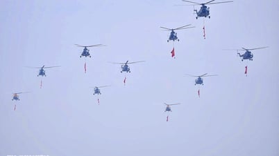 Régalez vos yeux avec l'entraînement en hélicoptère pour lever le drapeau national dans le ciel de Hanoi