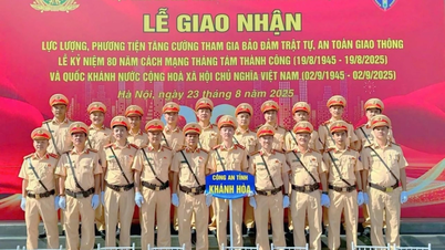 នគរបាលចរាចរណ៍ខេត្ត Khanh Hoa គាំទ្រធានាសុវត្ថិភាពក្នុងឱកាសខួបលើកទី 80 នៃបដិវត្តន៍ខែសីហា និងទិវាជាតិ 2 កញ្ញា