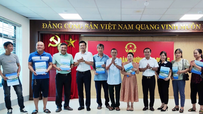 UBND phường Cam Đường trao quyết định giao đất cho 12 hộ dân thuộc Dự án Xử lý sạt lở sau Trường Chính trị tỉnh Lào Cai