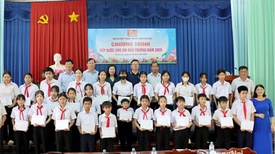 កាសែត វិទ្យុ និងទូរទស្សន៍ Dong Nai ផ្តល់អាហារូបករណ៍ដល់សិស្សជួបការលំបាកនៅឃុំ Thuan Loi និង Binh Tan ។