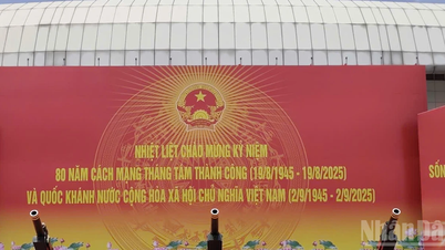 [រូបថត] ពិធី​បាញ់​កាំ​ភ្លើង​ធំ​ត្រៀម​ជា​ស្រេច​សម្រាប់​ការ​ហាត់​សម​ក្បួន​ដង្ហែ​លើក​ទី​២ នៅ​ពហុកីឡដ្ឋាន​ជាតិ My Dinh។