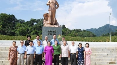 Una delegación de diputados de la Asamblea Nacional de la provincia de Cao Bang visitó Tan Trao