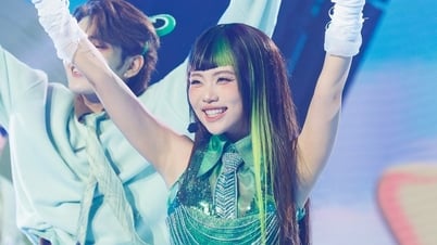แชมป์เปี้ยน 'เอม ซิน เซย์ ไฮ' ฟอง มี ชี: เธอเล่นดนตรีได้ทุกประเภท เพลงไหนก็ฮอต