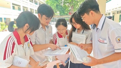 Why do many candidates not know which school they are admitted to even though they have the admission score?