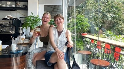 퍼레이드 관람에 최적의 위치에 있는 커피숍: 좌석당 300,000 VND, 최대 60명까지 수용 가능