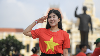 Ho-Chi-Minh-Stadt ist voller roter Fahnen mit gelben Sternen, junge Leute checken fröhlich ein, um den Nationalfeiertag zu feiern