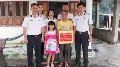 Lữ đoàn 146 thăm, tặng quà con ngư dân nhận đỡ đầu