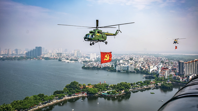 Das alte und das moderne Hanoi unter der Flagge, vom Hubschrauber aus gesehen