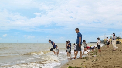 ទោះ​បី​ជា​មាន​គ្រោះ​ថ្នាក់​ក៏​ដោយ កុមារ​ជា​ច្រើន​នៅ​តែ​លេង​នៅ​ក្នុង​រលក​មុន​ពេល​ព្យុះ​បោក​បក់។