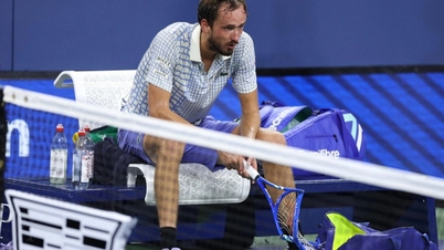 Medvedev បង្ករឿង​ដល់​ហ្វូង​មនុស្ស វាយ​រ៉ាកែត​បន្ទាប់​ពី​ចេញ​ពី​ព្រលឹម​នៅ US Open