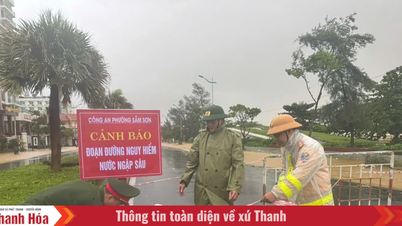 Công an phường Sầm Sơn cắm biển, phân luồng cảnh báo các khu vực ngập lụt