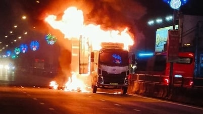 Xe chở thư báo cháy rụi trên đường