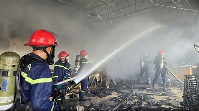 Полиция оцепила место происшествия и потушила пожар в ресторане.