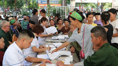 Tuyen Quang examine et fournit des médicaments gratuits aux habitants des hautes terres