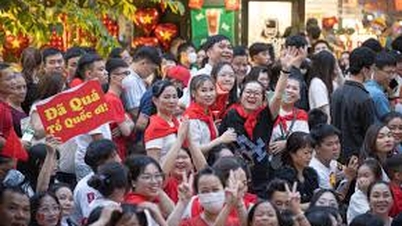 Tourists share tips on choosing a place to watch the September 2nd parade