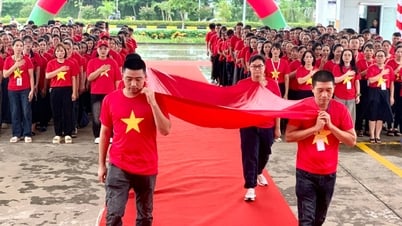 500 Mitarbeiter der Horn Vietnam Company nahmen an der Flaggenhissungszeremonie „Stolz auf Vietnam“ teil