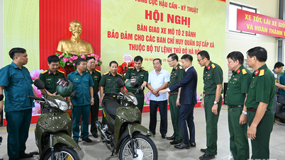 Übergabe von mehr als 250 Motorrädern an das Militärkommando der Kommune unter dem Kommando der Hauptstadt Hanoi