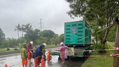 ゲアン電力会社は、チュオンビンの洪水防止ポ​​ンプ場に大容量の発電機を派遣し、問題の解決に努めている。