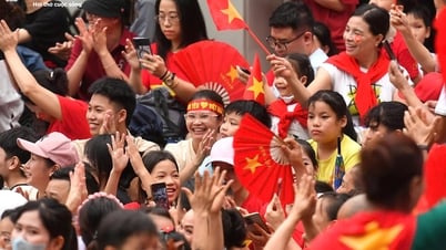 Prime Minister requests free bread and drinks for people watching the parade