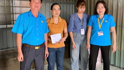 អញ្ជើញចុះសួរសុខទុក្ខ និងផ្តល់អំណោយដល់គ្រួសារកម្មករ ដែលផ្ទះត្រូវបានភ្លើងឆេះនៅឃុំ Can Giuoc