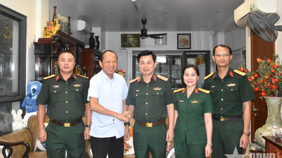 Trung tướng Đỗ Xuân Tụng thăm, tặng quà Trung tướng Nguyễn Tuấn Dũng