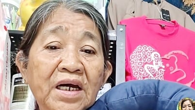 ผู้สูงอายุไลฟ์สดขายสินค้าตลอดคืน