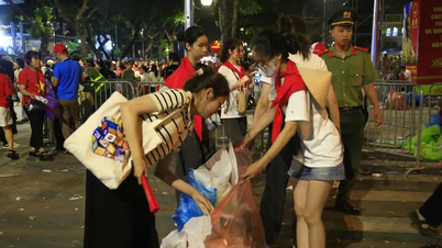 A group of young people "rolled up their sleeves" to pick up trash after the practice session.