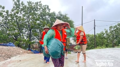 ช่วยเหลือชาวประมง 5 รายติดอยู่ในน้ำท่วมแม่น้ำลำคลองได้ทันท่วงที