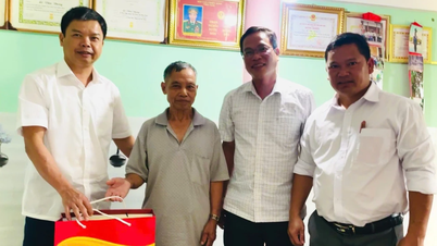 El vicepresidente del Comité Popular Provincial, Nguyen Huu Que, visitó y entregó obsequios a las familias de los políticos.