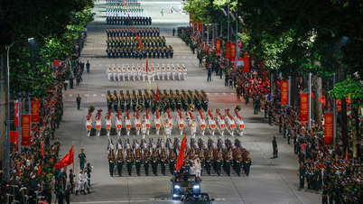 Russische, laotische und kambodschanische Soldaten üben unter Jubel eine Parade