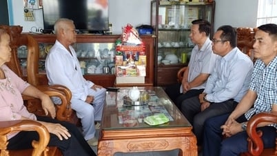 Đồng chí Trưởng Ban Tuyên giáo và Dân vận Tỉnh ủy thăm, tặng quà gia đình chính sách nhân dịp Lễ Quốc khánh 02/9