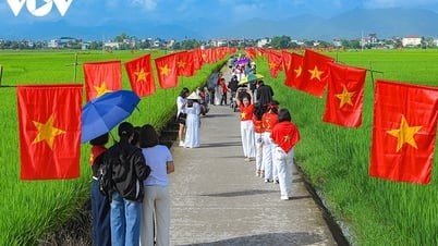 Dien Bien: Brillante „Nationalflaggenstraße“ mitten im Muong Thanh-Feld zur Feier des Nationalfeiertags am 2. September